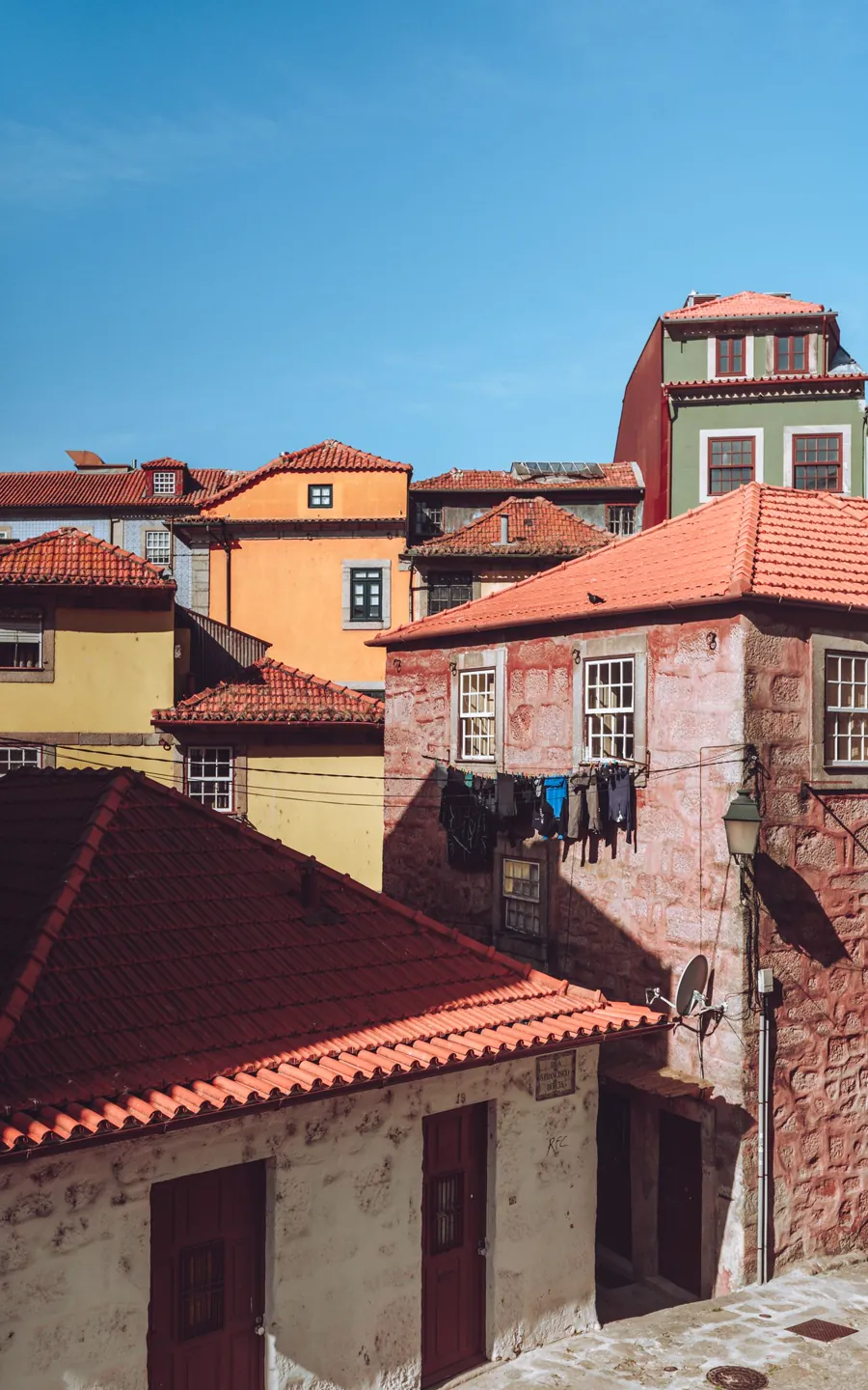 Case color terracotta e gialle sui tetti di Porto