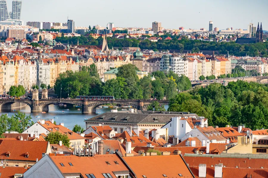 Tetti rossi e ponti sul fiume Moldava a Praga